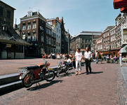 835792 Gezicht in de Vismarkt te Utrecht met links der Kalisbrug over de Oudegracht; op de voorgrond twee geparkeerde ...